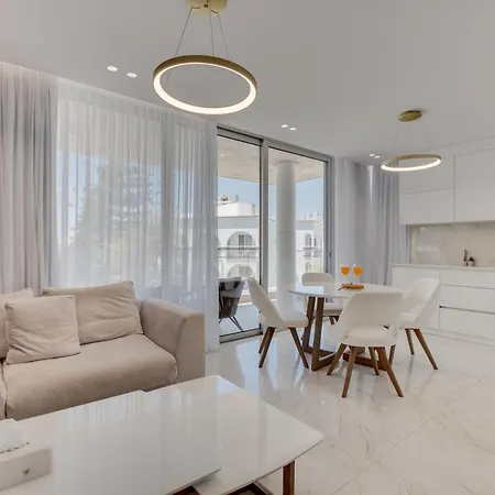 Oniro Makenzy Apartment Larnaca